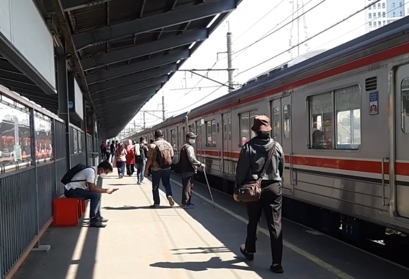 Suasana di Stasiun Bekasi, Selasa (27/7/2021). Tampak laki-laki dengan tongkat di tangan kanannya berjalan di peron untuk naik KRL arah Manggarai.