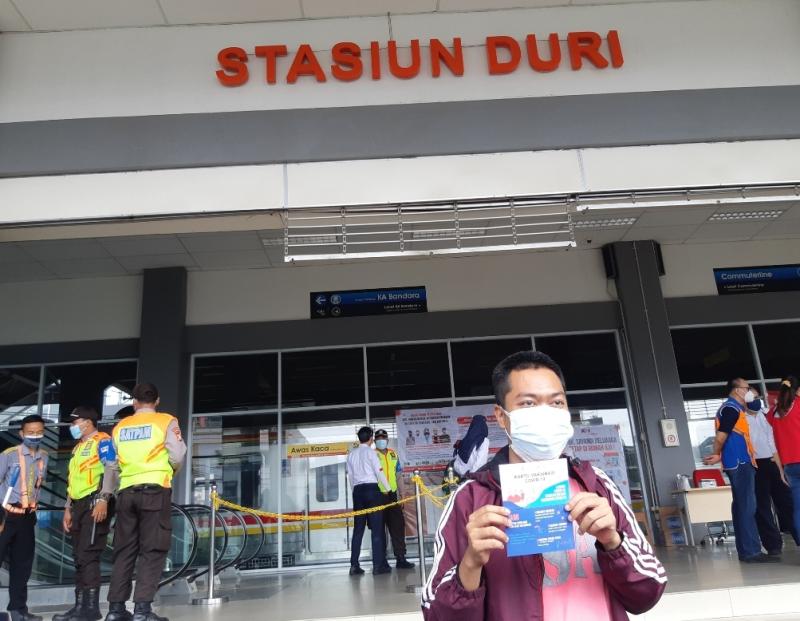 Peserta vaksin mendapatkan sertifikat vaksin setelah melakukan vaksinasi di Stasiun Duri.(Foto:BeritaTrans.com/Fahmi)