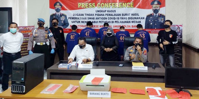 Konferensi pers kasus sindikat pembuat surat rapid test antigen palsu di Mapolda Banten.
