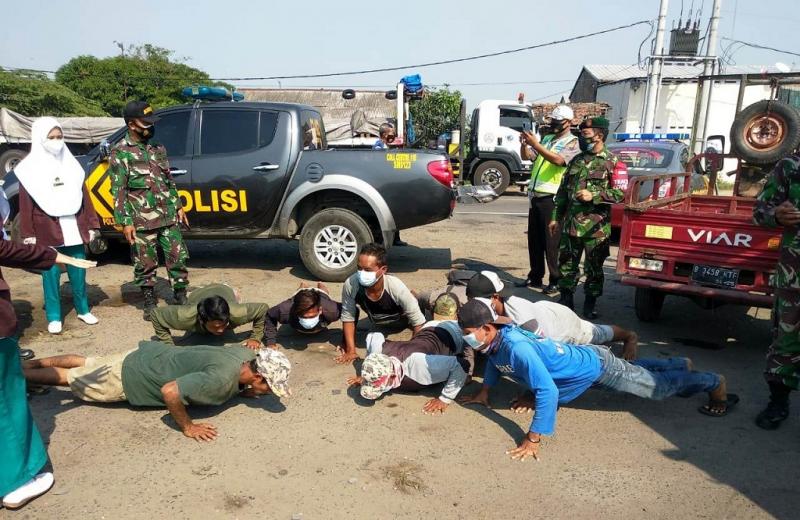 Tak memakai masker saat keluar rumah, warga terjaring razia dan ramai-ramai disanksi push up di wilayah hukum Polsek Sukagumiwang,  Indramayu. (Ist.)