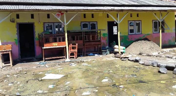Pekerja bangunan yang tengah berada di dalam madrasah di Desa Eretan Wetan ini sedang bekerja meninggikan lantai sekitar 30 Cm agar terhindar dari rob. (Taryani)  
