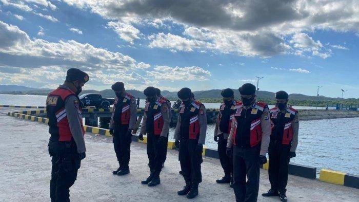 Personel Polairud Polres Pulau Buru berdoa bersama sebelum melakukan evakuasi penumpang KM. Tidar di Pelabuhan Namlea, Senin (26/7/2021). 