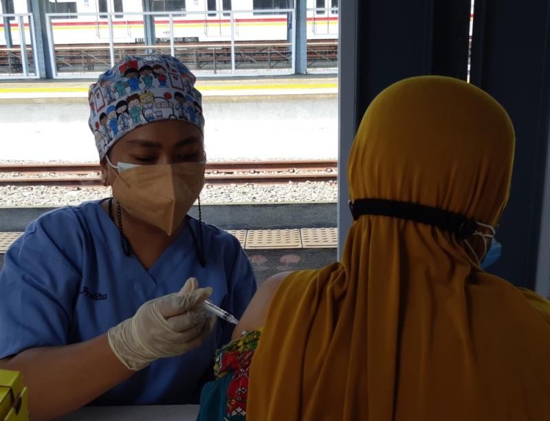 Penyuntikan vaksin di Stasiun kereta api.(Foto:Istimewa)