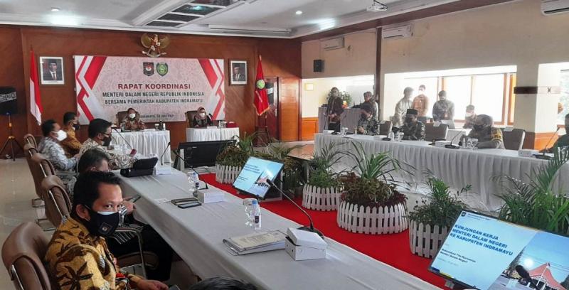 Suasana rapat koordinasi Bupati Indramayu beserta jajarannya dengan Mendagri di Setda Indramayu, Rabu (28/07/2021). (Ist.) 