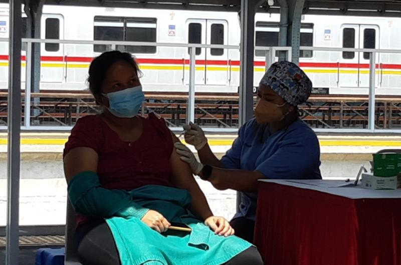 Seorang perempuan menerima vaksinasi Covid-19 di Stasiun JakartaKota, Rabu (28/7/2021).