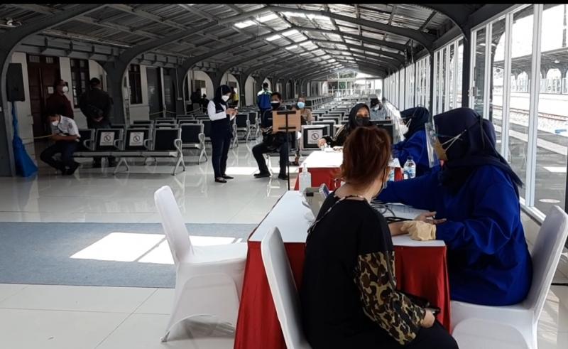 Ruang keberangkatan Kereta Api Jarak Jauh di Stasiun JakartaKota dialihfungsikan sebagai gelaran vaksin Covid-19 bagi warga dan penumpang KRL, Rabu (28/7/2021).