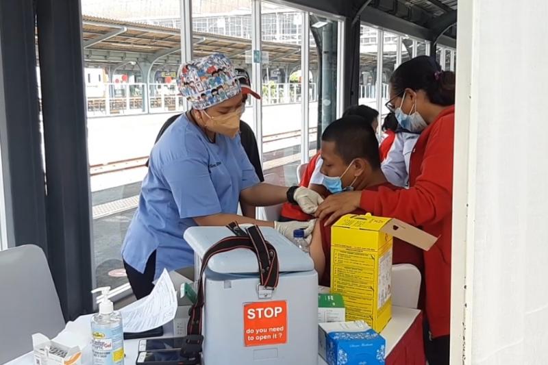 Seorang anak menangis menolak saat dilakukan vaksinasi Covid-19 yang diselanggarakan di Stasiun JakartaKota, Rabu (28/7/2021).