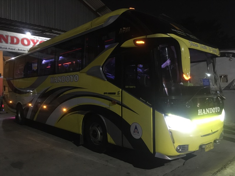 Satu unit bus AKAP di pool Handoyo Bekasi Timur, Rabu (28/7/2021) Malam. Foto: BeritaTrans.com.