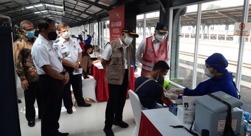 Menteri Perhubungan Budi Karya Sumadi bersama Menteri Koordinator Pembangunan Manusia dan Kebudayaan Indonesia (Menko PMK), Muhadjir Effendi bersama stakeholder meninjau vaskinasi Covid-19 di Stasiun JakartaKota, Kamis (29/7/2021).