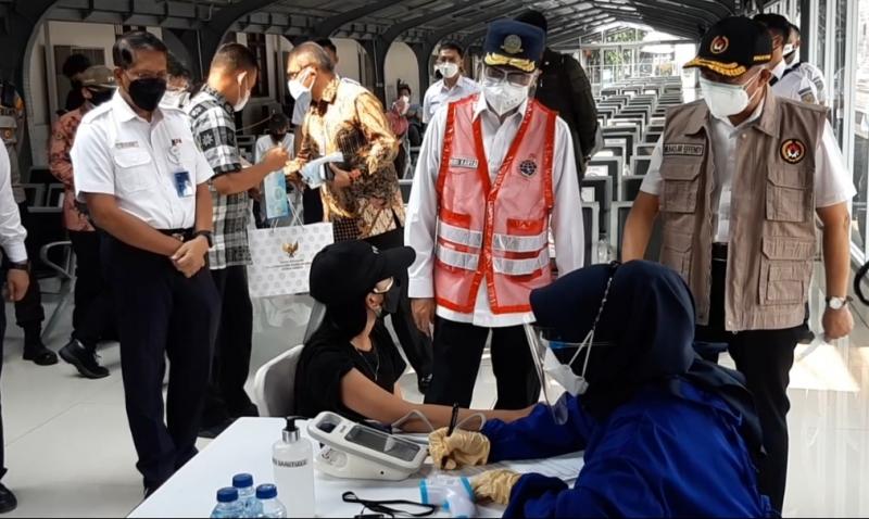 Menteri Koordinator Bidang Pembangunan Manusia dan Kebudayaan (PMK) Muhadjir Effendy bersama dengan Menteri Perhubungan Budi Karya Sumadi meninjau program vaksinasi di Stasiun KRL JakartaKota.