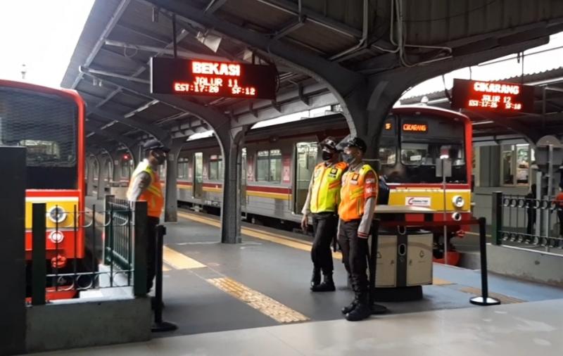 KRL tersedia di peron Stasiun JakartaKota tampak sepi, Kamis (29/7/2021) sore. 