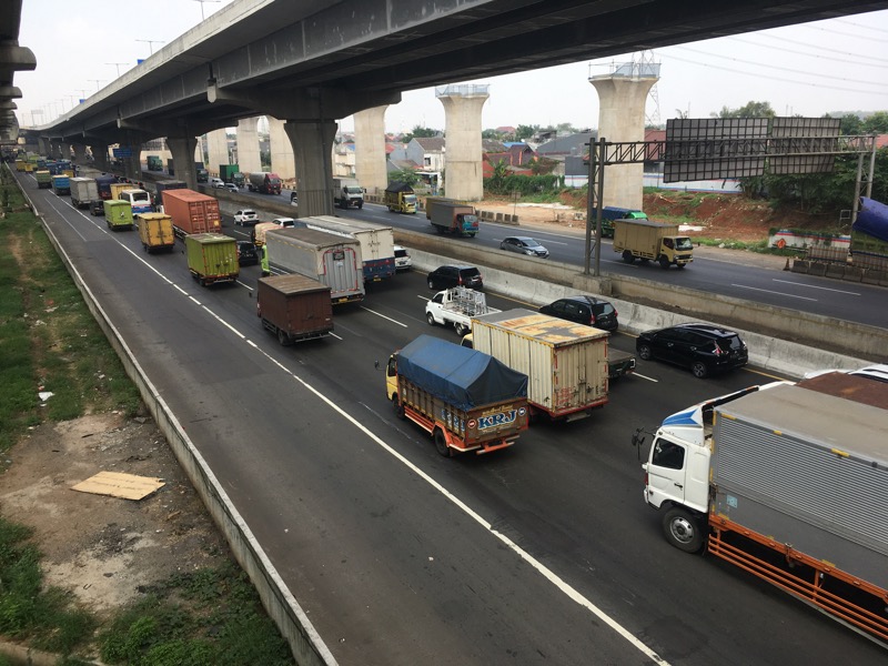 Trafik Tol Bekasi Timur arah Tambun mengalami kepadatan kendaraan, Kamis (29/7/2021) siang. Foto: BeritaTrans.com.