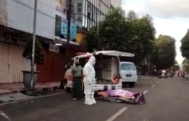 Tangkapan layar video jenazah warga yang ada di pinggir jalan Sultan Agung Kecamatan Kaliwates Kabupaten Jember.(Screenshot)