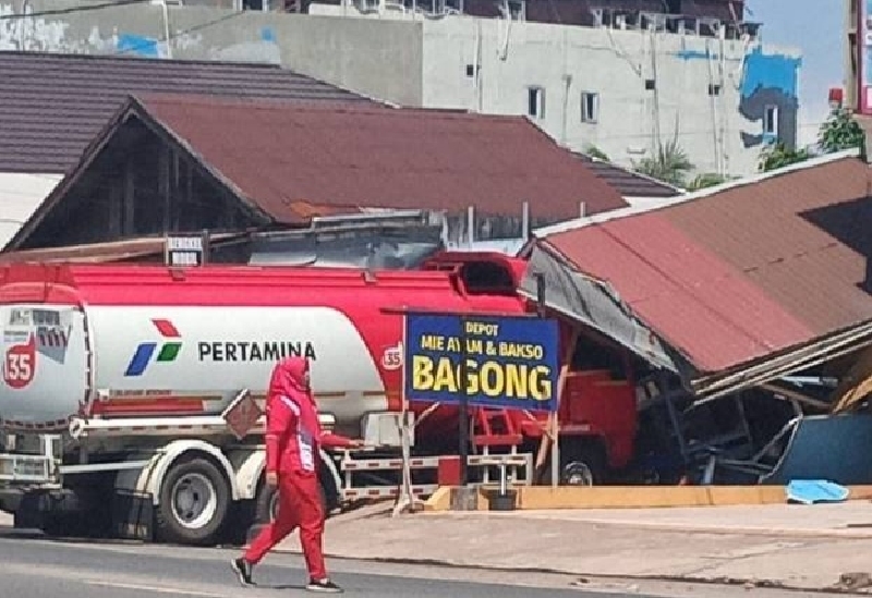 Kondisi warung bakso dan mi ayam yang ditabrak truk pengangkut BBM/foto:kalsel.prokal.co