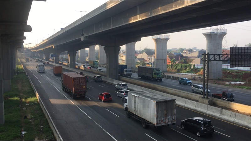 Trafik kendaraan di Tol Bekasi Timur, Kamis (29/7/2021) pagi. Foto: BeritaTrans.com.