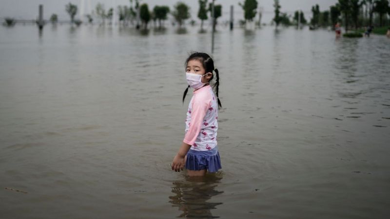 Curah hujan yang setara dengan satu tahun melanda kota Zhengzhou di Cina dalam satu hari. (GETTY IMAGES)
