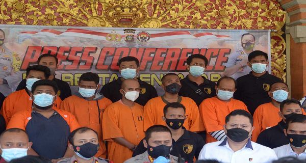 Tujuh tersangka anggota debt collector saat dipajang Kapolresta Denpasar Kombes Jansen Panjaitan Senin (26/7) lalu di Mapolresta Denpasar. (Adrian Suwanto/Radar Bali)