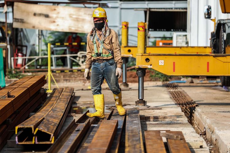 Pekerja menyelesaikan pekerjaan proyek pembangunan MRT Jakarta Fase 2A di Stasiun MRT Monas, Jakarta Pusat, Senin (31/5/2021). Pembangunan MRT Jakarta fase 2A dari Bundaran HI sampai Harmoni sudah mencapai 16,5 persen per hari ini, Senin (31/5/2021). Pengeboran jalur MRT tersebut ditargetkan akan dilakukan pada awal tahun 2022 mendatang. Foto: Kompas.com.