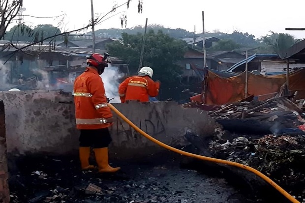 Kebakaran di Jalan Cakung Drainase, Cilincing, Jakarta Utara, hanguskan lapak dan perahu nelayan.