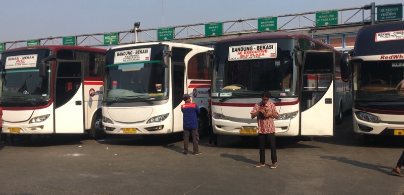 Bus Primajasa di Terminal Induk Kota Bekasi, Jumat (30/7/2021). Foto: BeritaTrans.com.