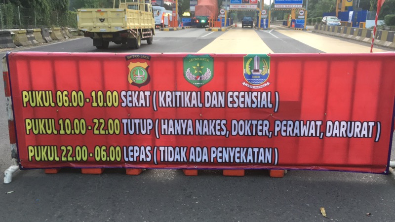 Jadwal penyekatan di Gerbang Tol Bekasi Timur selama PPKM Darurat. Foto: BeritaTrans.com.