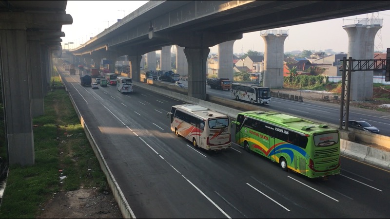 Dua bus AKAP melintas di Tol Bekasi Timur, Jumat (30/7/2021) pagi. Foto: BeritaTrans.com.