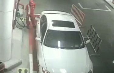 Sebuah mobil BMW berwarna putih kabur tak membayar tagihan isi bensin hingga full di Stasiun Pengisian Bahan Bakar Umum (SPBU) Kodam Bintaro 34-12304 di Jalan Bintaro Permai Raya, Pesanggrahan, Jakarta Selatan pada pada Jumat (30/7/2021) sekitar pukul 04.15 WIB.(Dok. Istimewa)