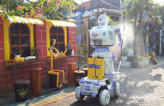 Robot Delta di Kampung Tembok Gede 3 Surabaya yang akan mengantarkan makanan untuk warga yang isoman.