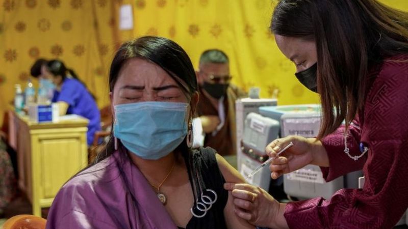Lebih dari 3.500 juru vaksinasi dikerahkan untuk menyuntik 800.000 penduduk Bhutan. (GETTY IMAGES)