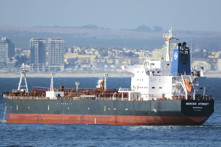 Kapal tanker minyak yang terkait dengan miliarder Israel dilaporkan diserang di lepas pantai Oman di Laut Arab, kata pihak berwenang Jumat, 30 Juli 2021, rincian tentang insiden itu masih sedikit. Foto: Kompas.com.