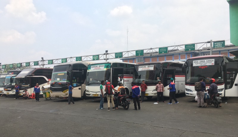 Bus Primajasa di area keberangkatan Terminal Induk Kota Bekasi, Senin (2/8/2021). Foto: BeritaTrans.com.
