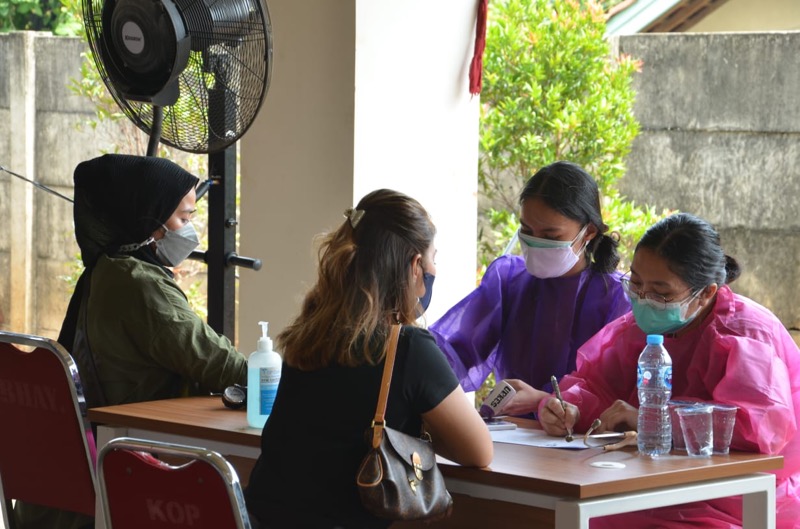 Peserta vaksinasi di gerai vaksin merdeka, Senin (2/8/2021). Foto: Humas Polrestro Bekasi Kota.
