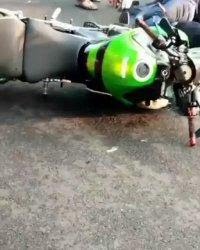Tangkapan layar video kendaraan moge yang terpelanting sehabis menabrak pengendara motor matic di Jalan Boulevard Bintaro Jaya, Pondok Jaya, Pondok Aren, Kota Tangsel. (Foto:Istimewa)