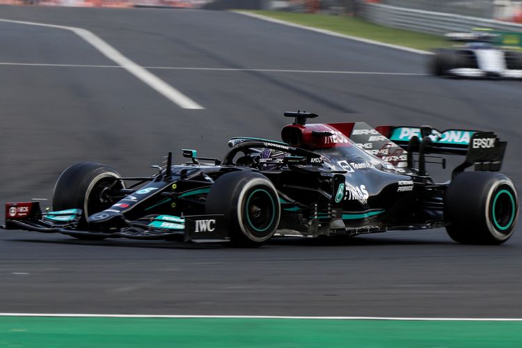 Pebalap Mercedes, Lewis Hamilton, saat beraksi dalam Formula 1 GP Hongaria di Sirkuit Hungaroring pada 1 Agustus 2021. (PETER KOHALMI/AFP)