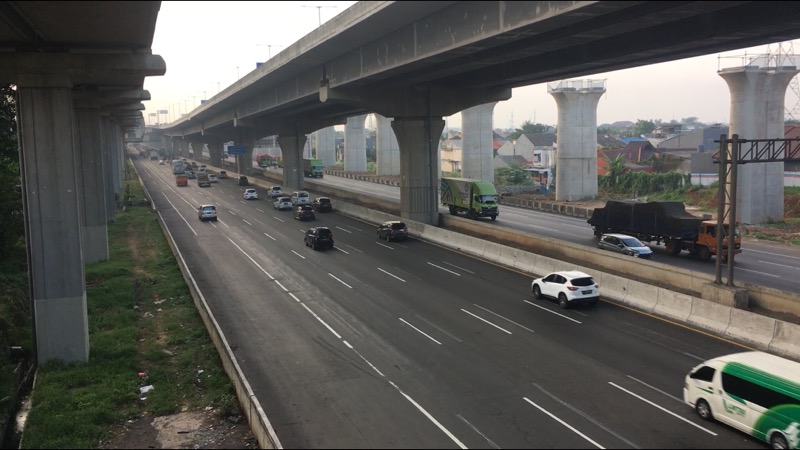Tol Bekasi Timur terpantau ramai lancar pada kedua arah, Senin (2/8/2021) pagi. Foto: BeritaTrans.com.