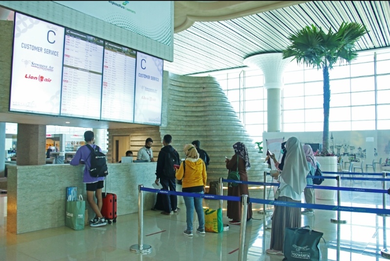 Foto ilustrasi: Calon penumpang bertanya kepada Petugas Customer Service maskapai di Bandara Internasional Yogyakarta - Kulon Progo (API)