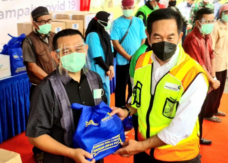 Presdir Angkasa Pura II Muhammad Awaluddin serahkan paket Isoman bagi warga sekitar bandara Soetta