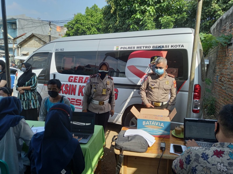 Dengan 13 tenaga kesehatan dari Polri dan dari luar polri, mereka berhasil melakukan vaksinasi kepada 110 warga di dua lokasi tersebut. Foto: Humas Polrestro Bekasi Kota/BeritaTrans.com.