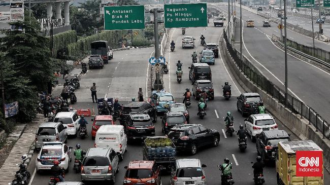 Penyekatan kendaraan bermotor di di DKI Jakarta.
