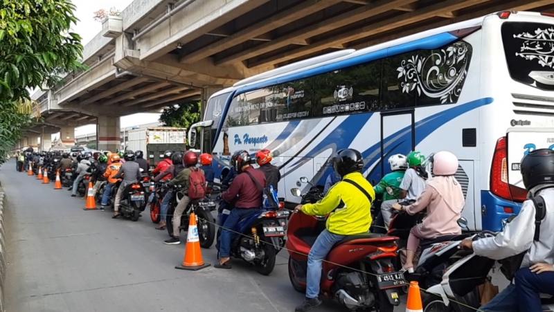 Sejumlah kendaraan antre di penyekatan di jalan protokol Lampiri, Kalimalang, Jakarta Timur, Selasa (3/8/2021).