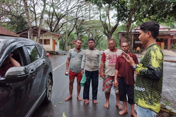 ABK selamat kapal ikan KM Bintang Sonar, yang dilaporkan tenggelam, di perairan Plengkung, Banyuwangi, Senin (2/8/2021). (Basarnas Banyuwangi)