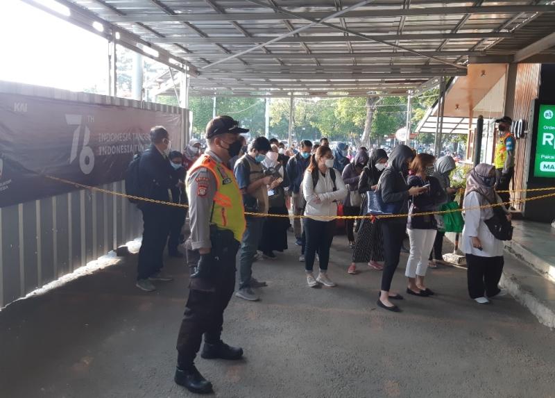 Antrean pengguna KRL di Stasiun Bekasi. (Foto:Istimewa)