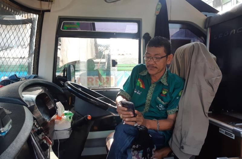 Pengemudi Bus NMP, Dedi (54 tahun) tengah menunggu keberangkatan di Terminal Bekasi, Jawa Barat, Rabu (4/8/2021).