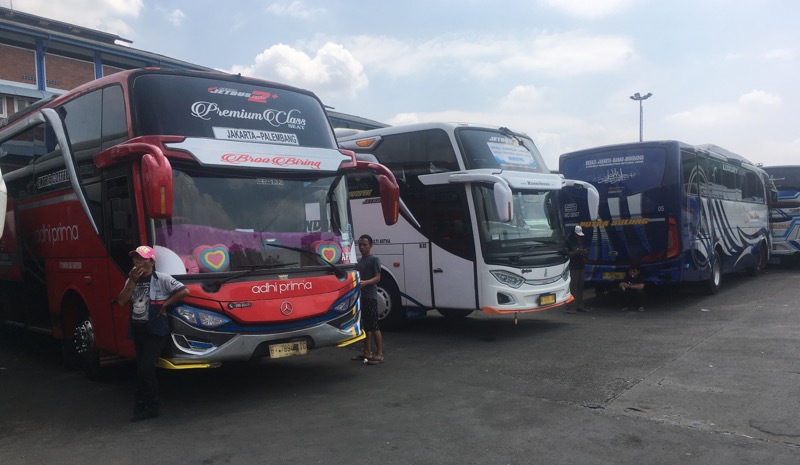 Bus AKAP Sumatera di Terminal Induk Kota Bekasi, Rabu (4/8/2021) siang. Foto: BeritaTrans.com.