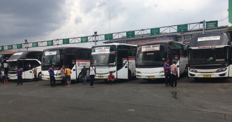 Bus Primajasa di area parkir Terminal Induk Kota Bekasi, Kamis (5/8/2021). Foto: BeritaTrans.com.
