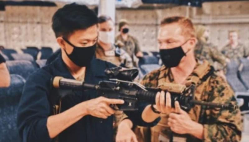 Tentara angkatan laut AS keturunan Surabaya, Jovan Zachary Winarno, saat sedang latihan menembak (dok: Jovan)
