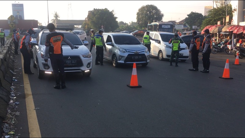 Petugas gabungan periksa setiap kendaraan menjelang Gerbang Tol Bekasi Timur, Kamis (5/8/2021). Foto: BeritaTrans.com.