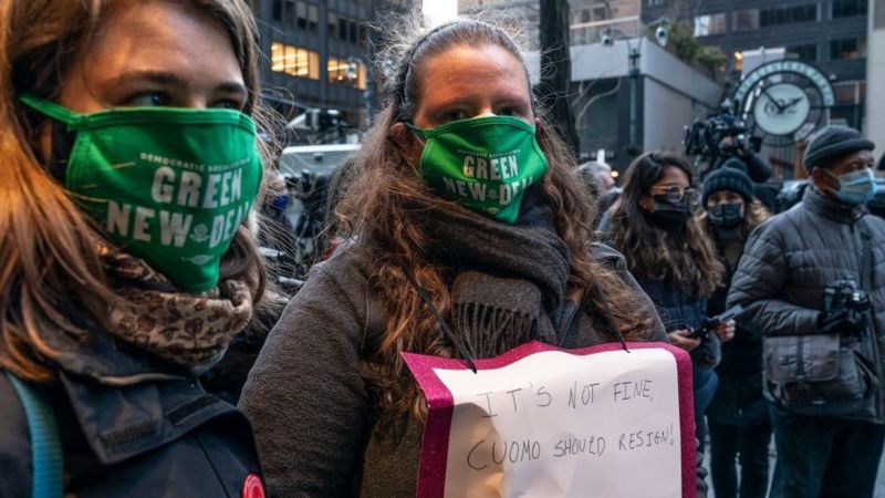 Sekelompok pengunjuk rasa menyerukan pengunduran diri Gubernur New York Andrew Cuomo menyusul tuduhan serangkaian pelecehan seksual. (GETTY IMAGES)