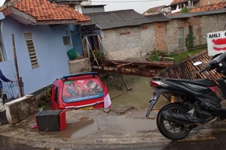 Kecelakaan terjadi di Jalan Irigasi, Ujung Menteng, Cakung, Jakarta Timur, Kamis (5/8/2021). Sebuah angkutan kota (angkot) jurusan Terminal Pulogadung terjebur kali di jalan tersebut.