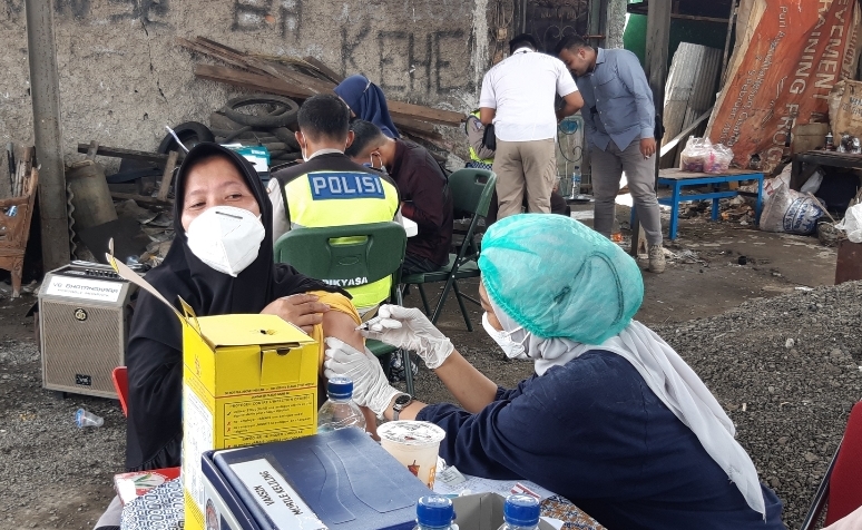 Vaksinasi Merdeka Mobile di Karang Putri, Bekasi yang diadakan Polres Metro Bekasi Kota, Kamis (5/8/2021).